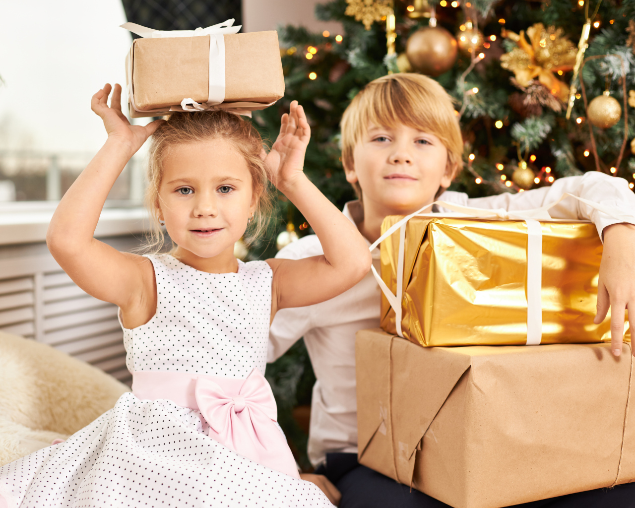 Дети с подарками на Рождество
