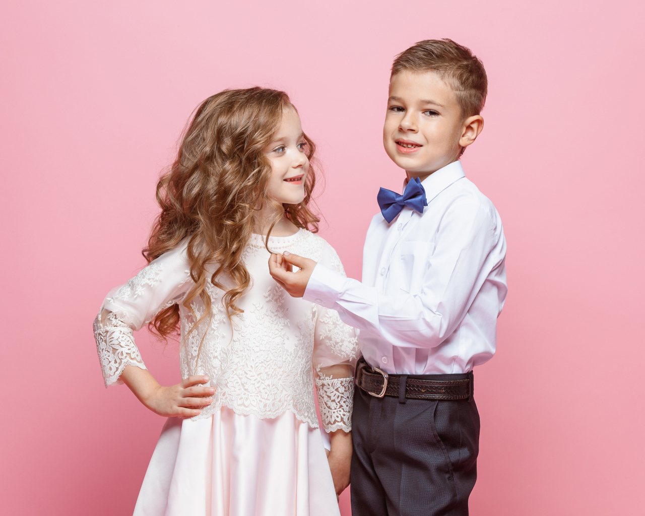 Пара мальчик и девочка на розовом фоне