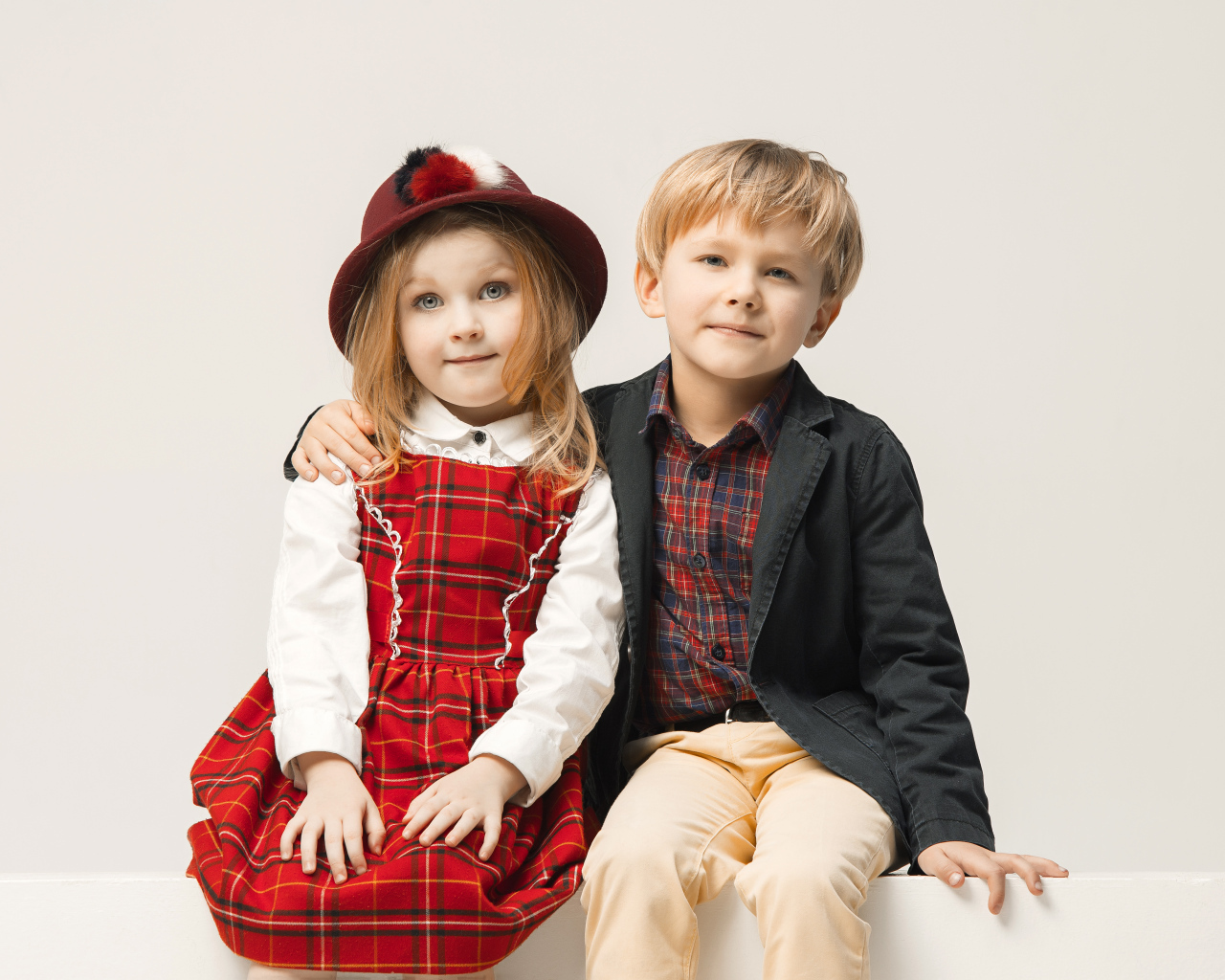 Пара мальчик и девочка на белом фоне