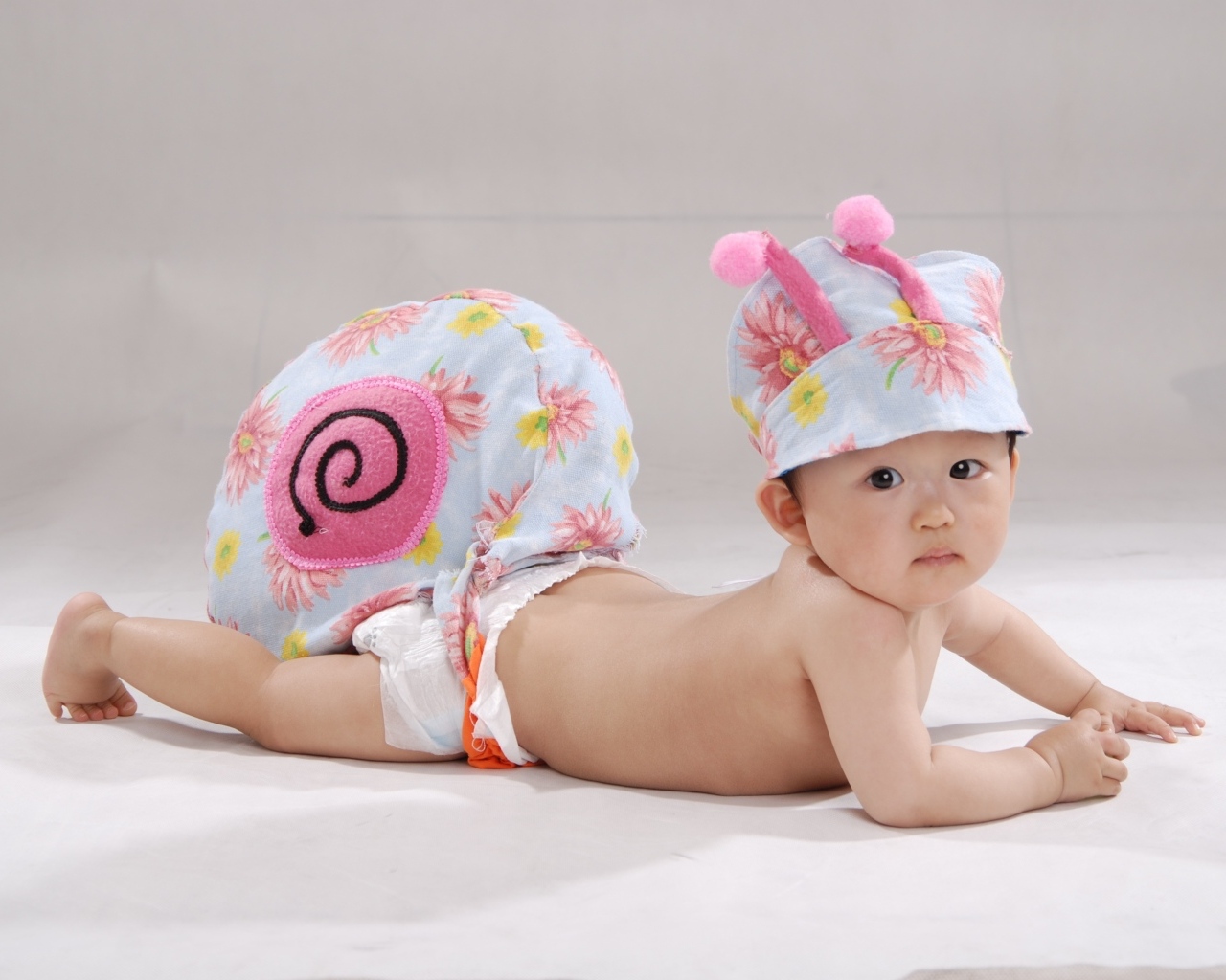 Милый азиатский ребенок в костюме гусеницы