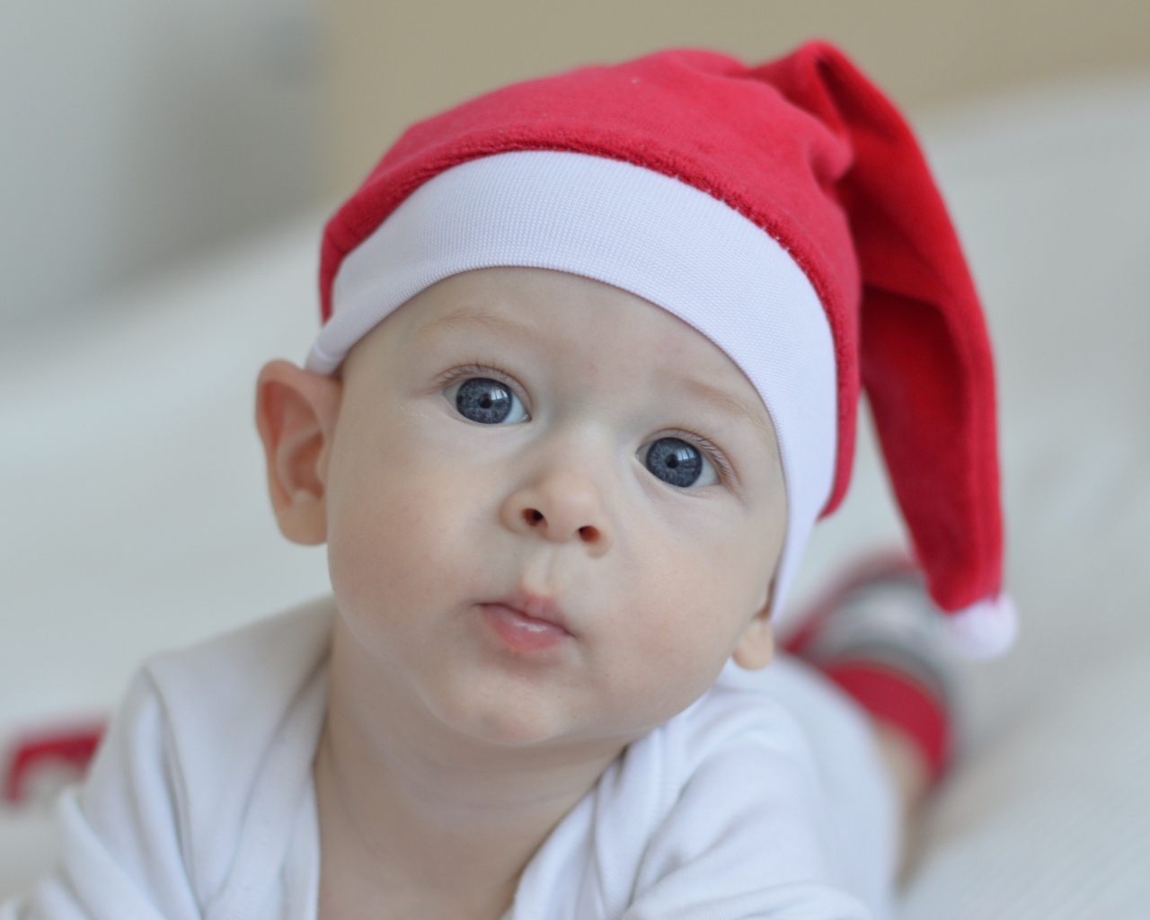 Милый малыш в шапке Санта Клауса 