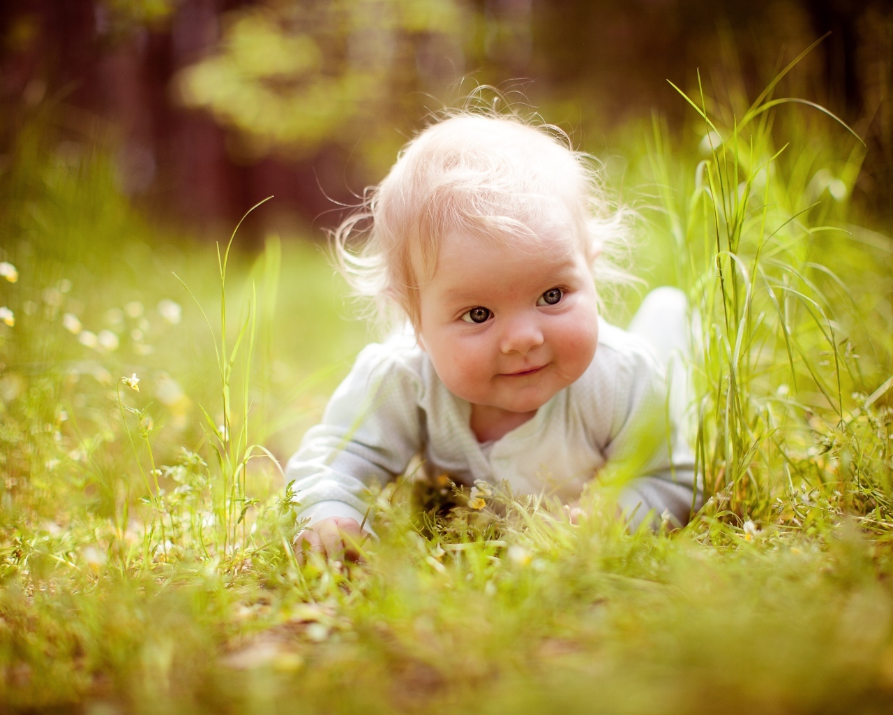 Милый светловолосый ребенок в траве