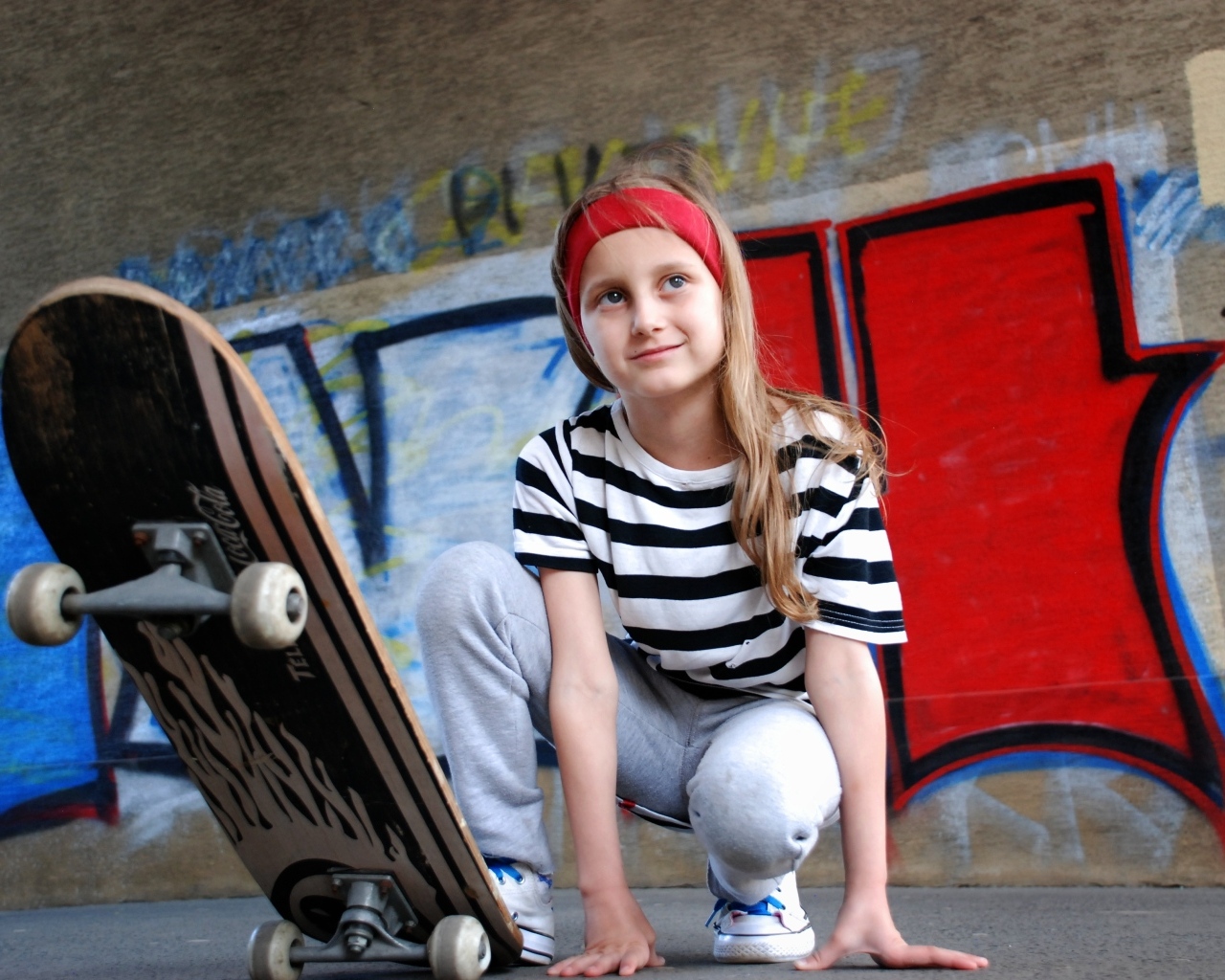 Милая маленькая девочка со скейтбордом