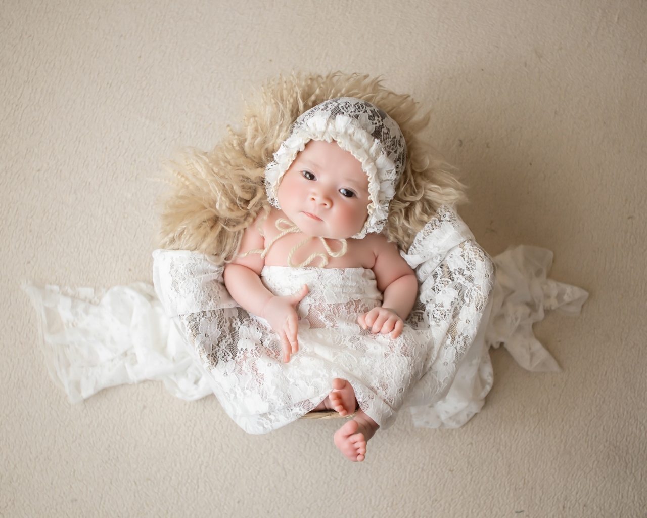 Милый новорожденный ребенок в колыбели 