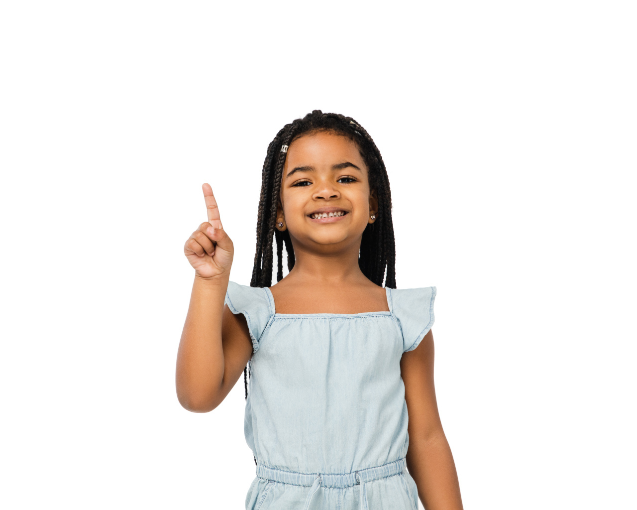 Темнокожая маленькая девочка на белом фоне