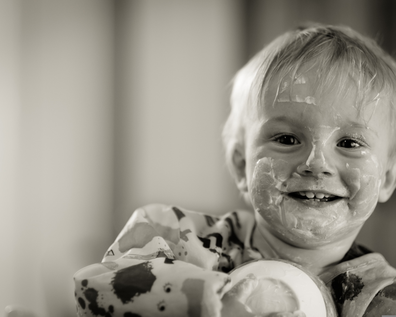 Смешной мальчик с лицом в сметане