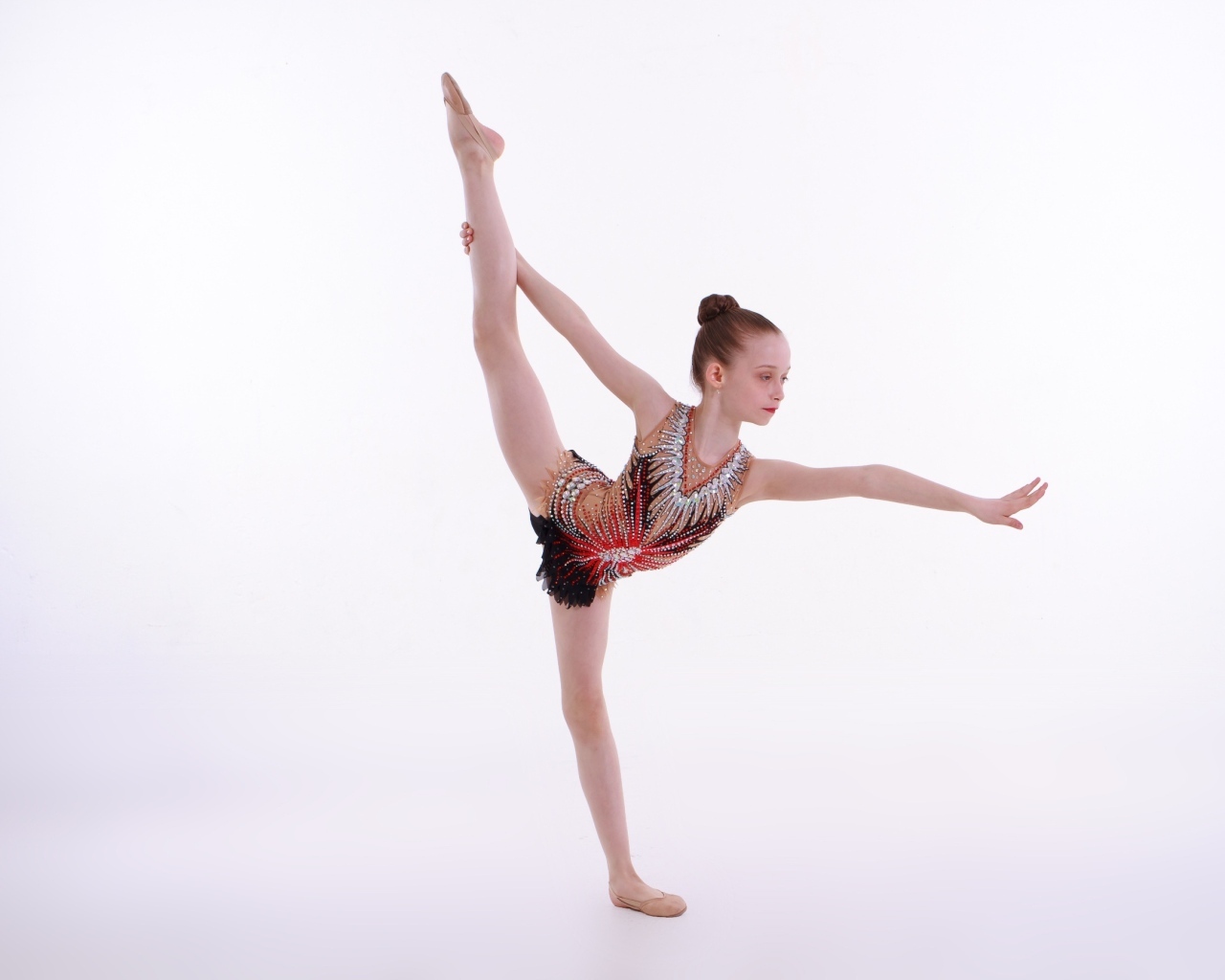 Девочка гимнастка делает упражнение