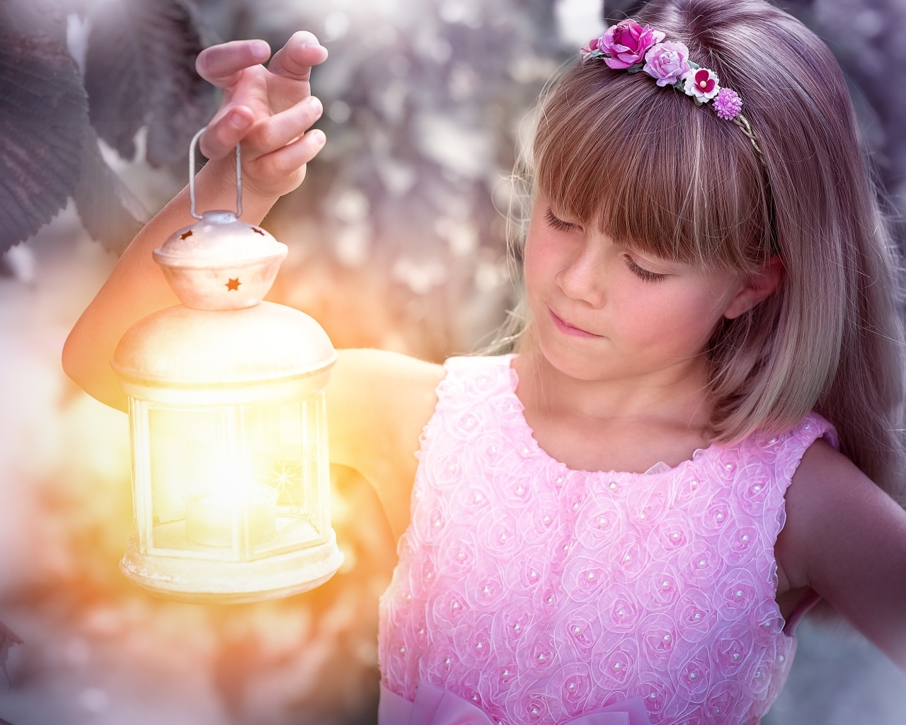 Девочка с фонариком в руках 