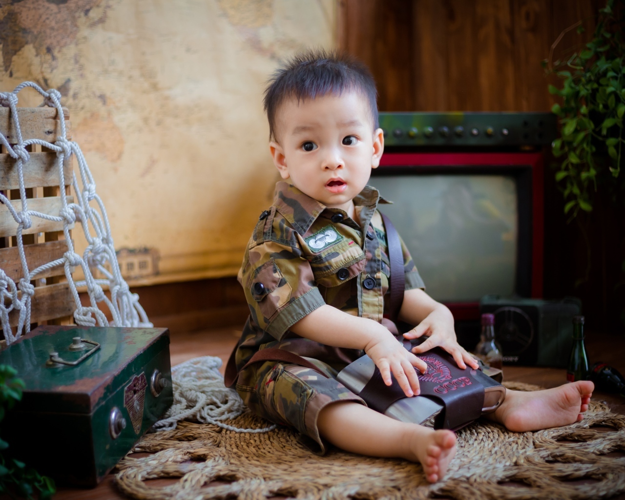 Маленький мальчик азиат в военной форме