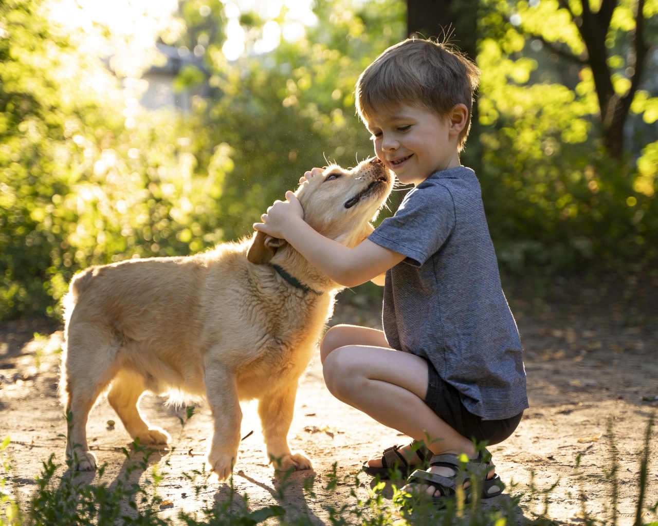 Маленький мальчик обнимает собаку