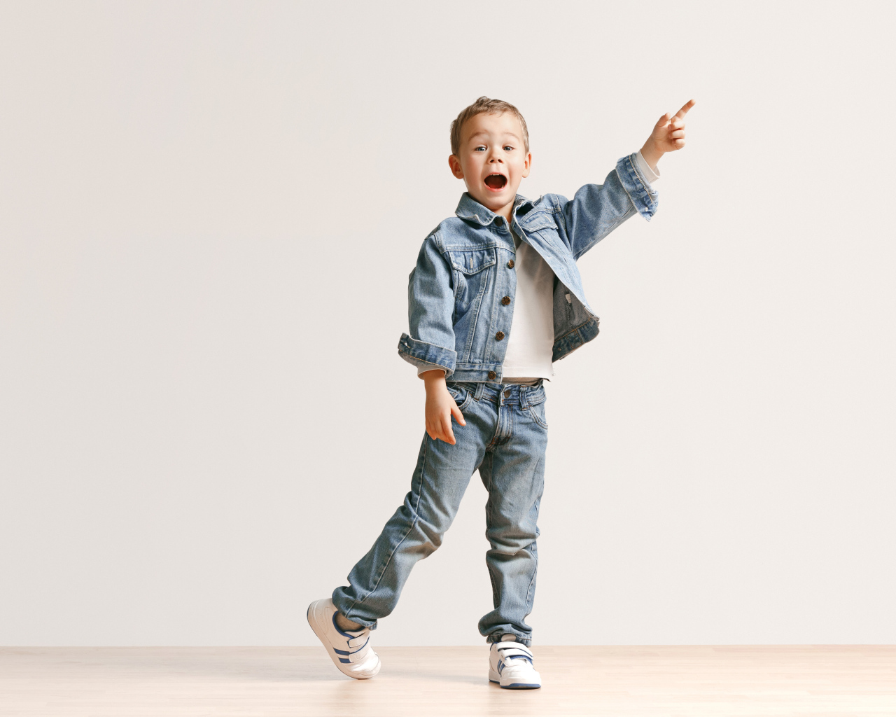 Маленький мальчик в джинсовом костюме