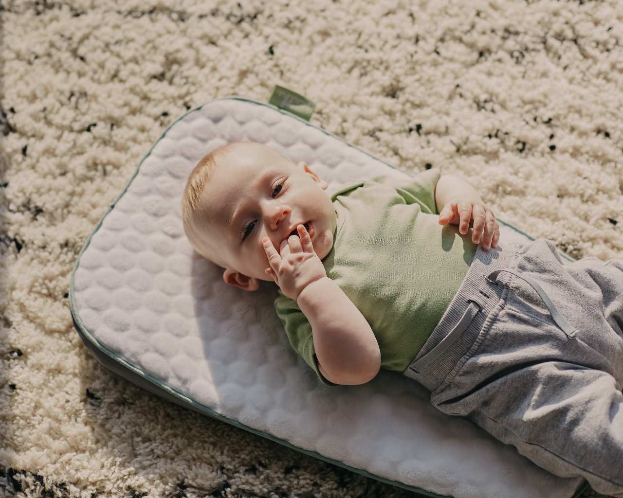 Маленький мальчик лежит на полу