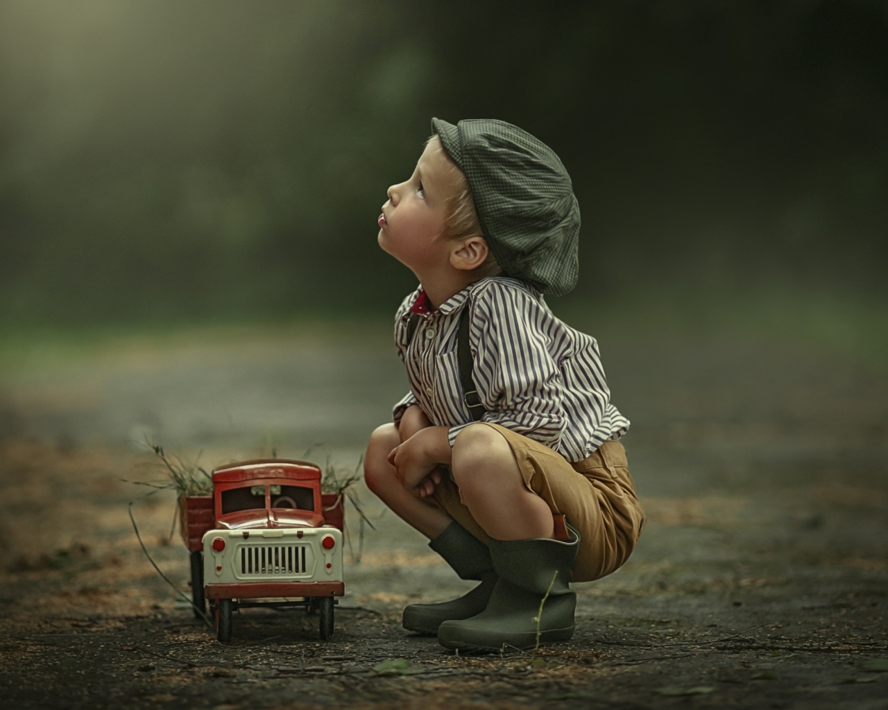 Маленький мальчик с игрушечным грузовиком
