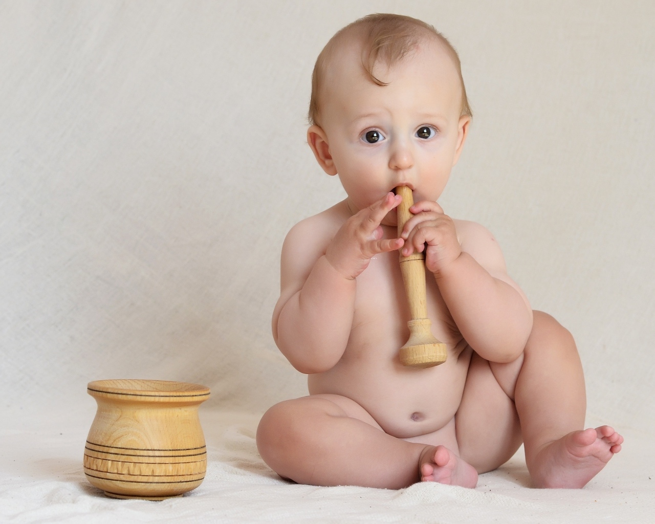 Маленький мальчик с деревянными игрушками