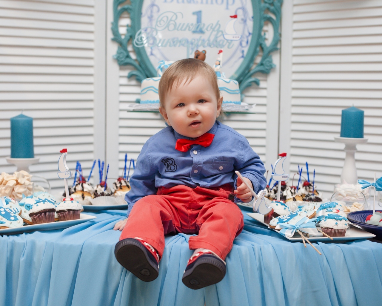 Маленький ребенок с угощениями на день рождения