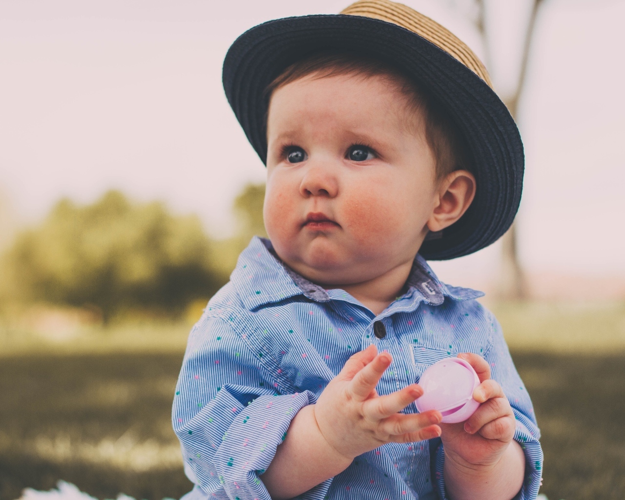 Маленький милый мальчик в шляпе 