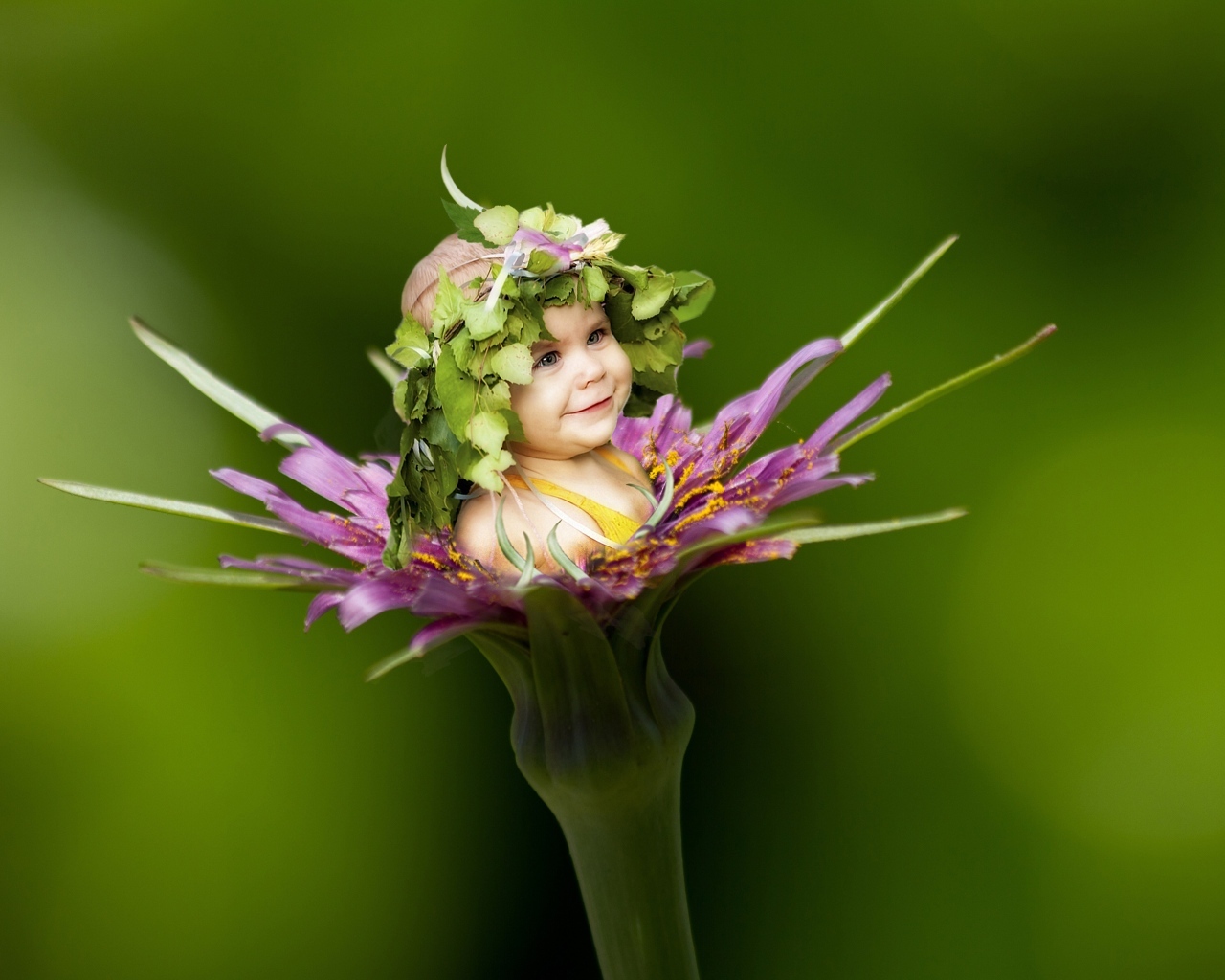 Маленькая девочка в красивом цветке