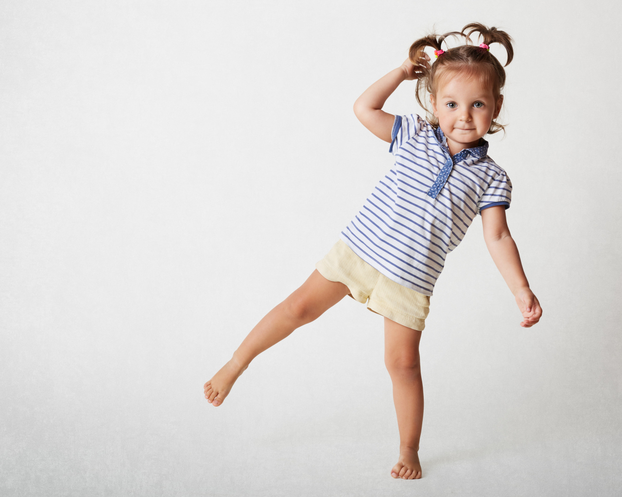 Маленькая девочка на сером фоне