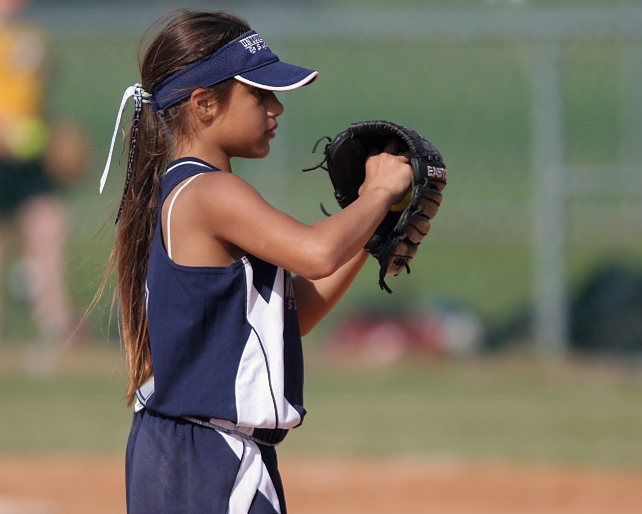 Маленькая девочка на бейсбольном поле