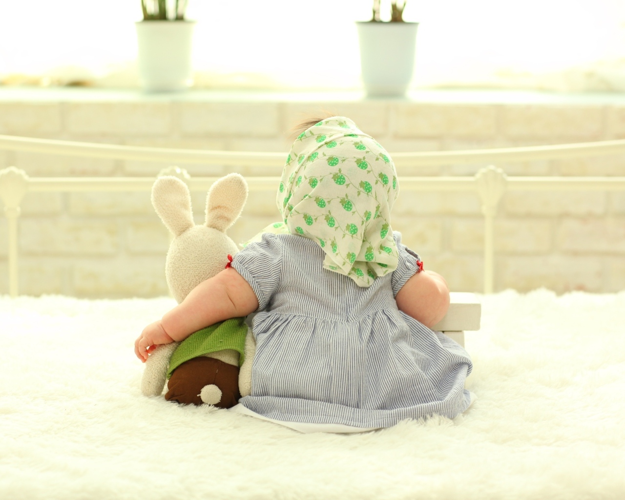 Маленькая девочка сидит с игрушкой