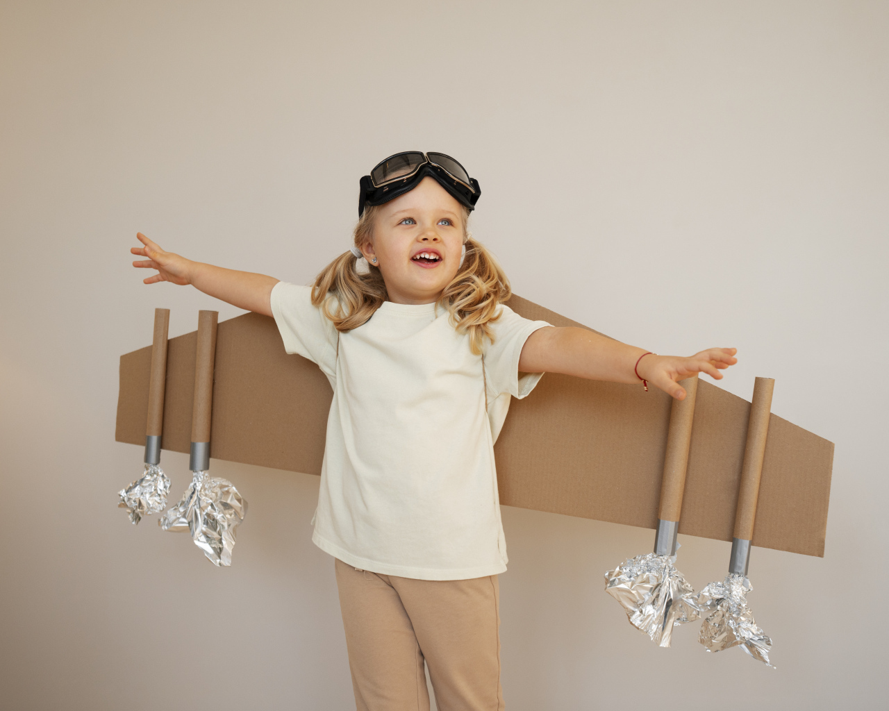 Маленькая девочка с крыльями из картона