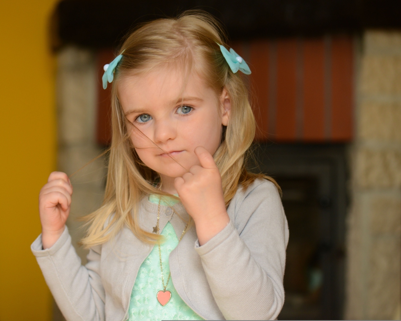 Маленькая девочка с заколками в волосах 