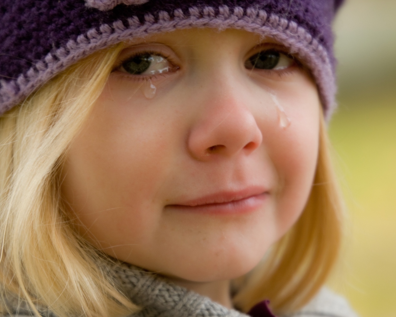 Маленькая девочка со слезами на лице