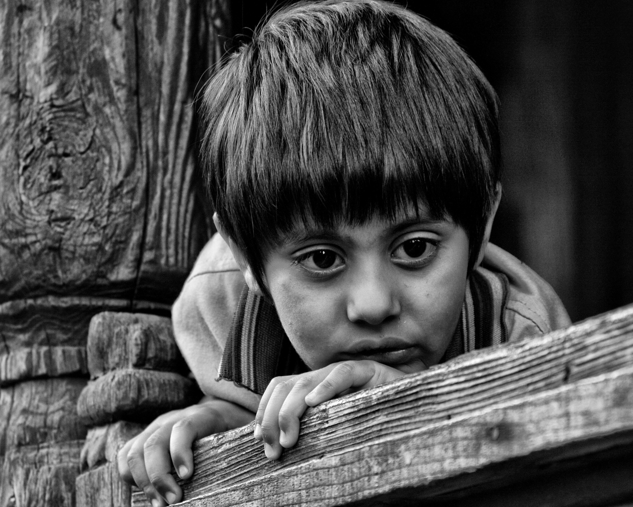 Маленький грустный мальчик черно-белое фото