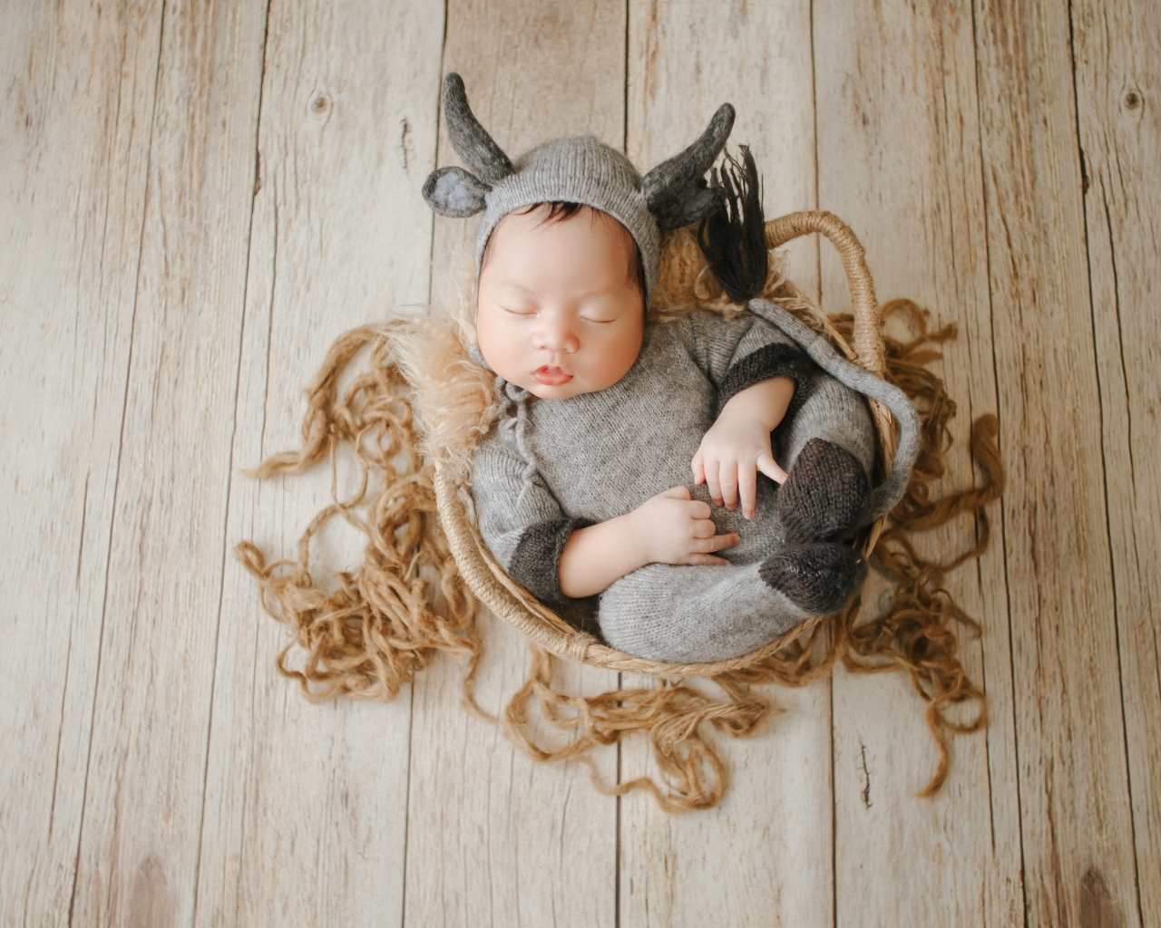 Маленький спящий ребенок в вязаном костюме