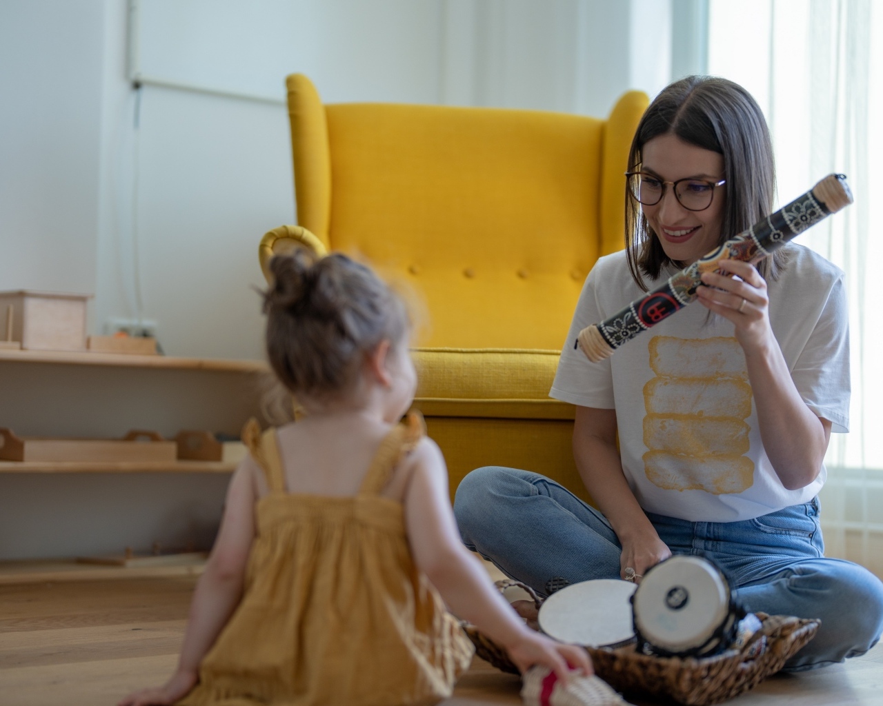 Мама играет с маленькой дочерью