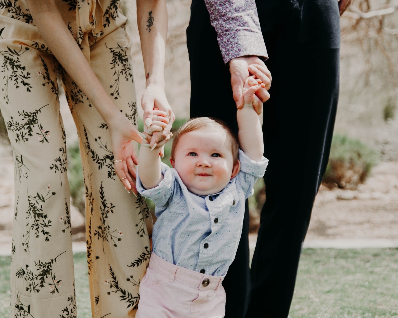 Родители ведут маленького ребенка