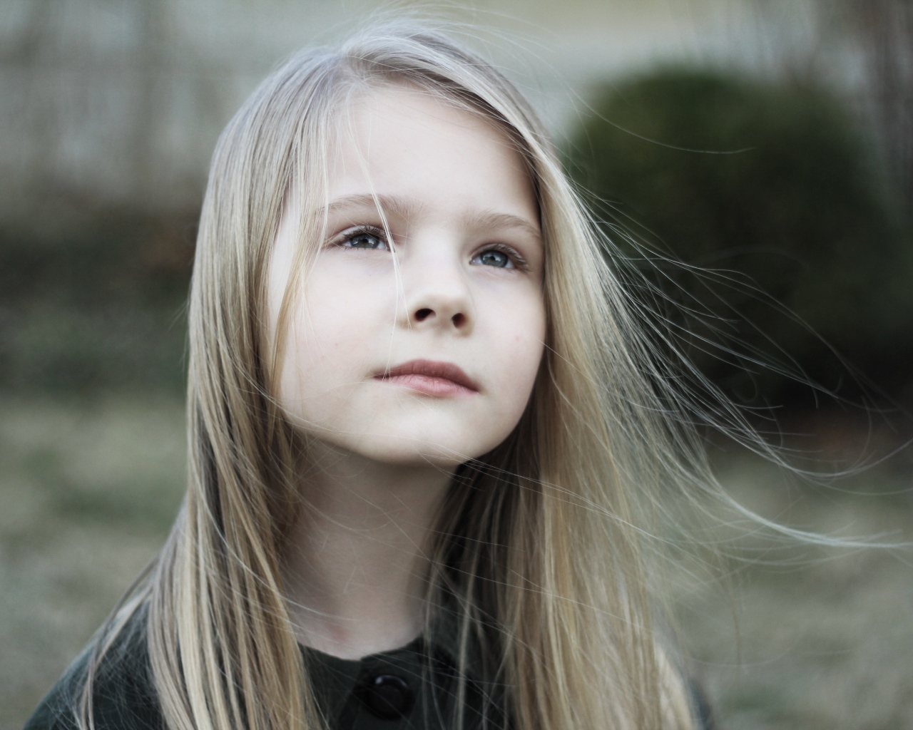 Задумчивая маленькая девочка с длинными волосами