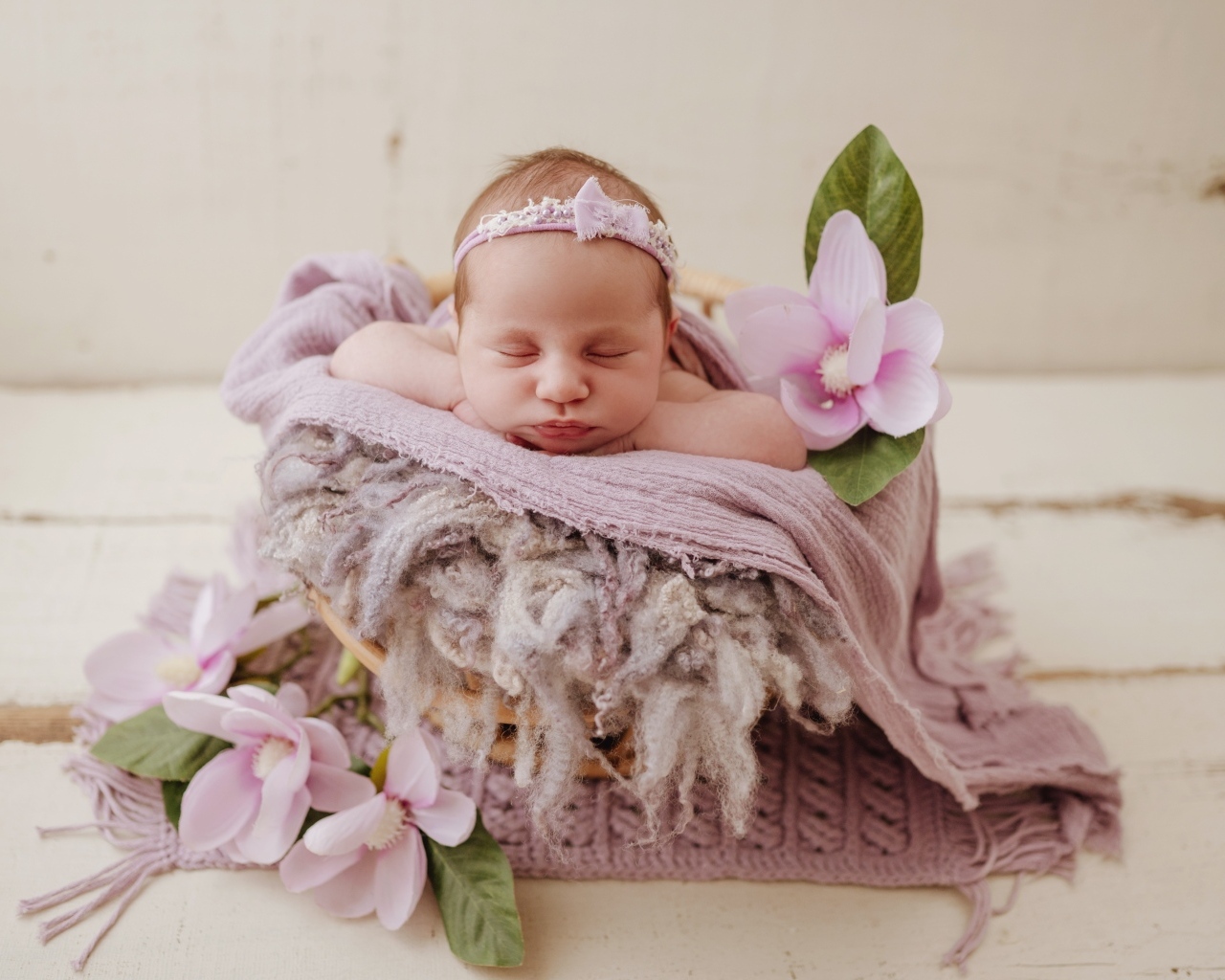 Спящая новорожденная малышка с цветами