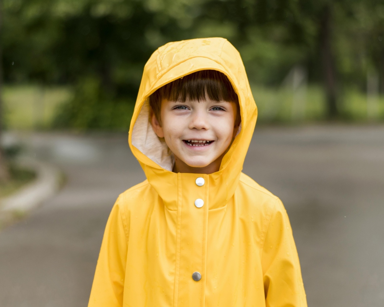 Улыбающийся мальчик в желтой куртке