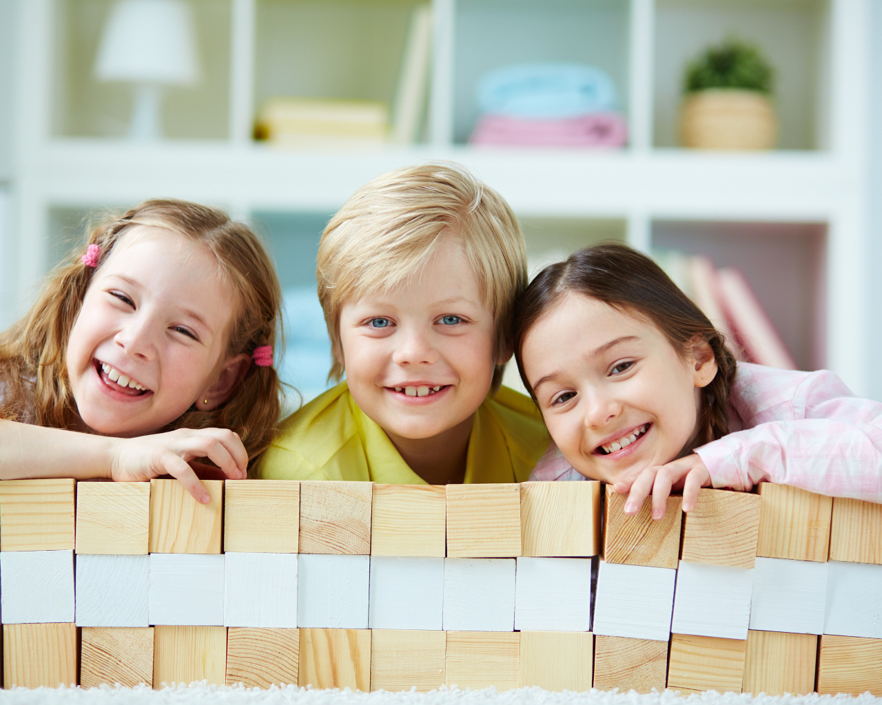 Улыбающиеся дети с кубиками