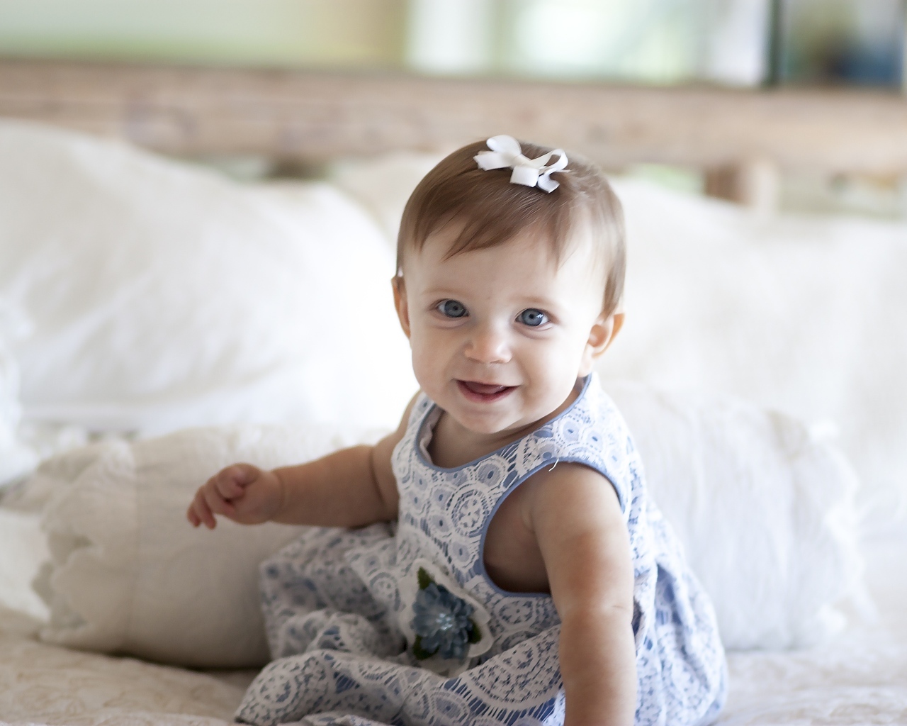 Улыбающаяся маленькая девочка в платье