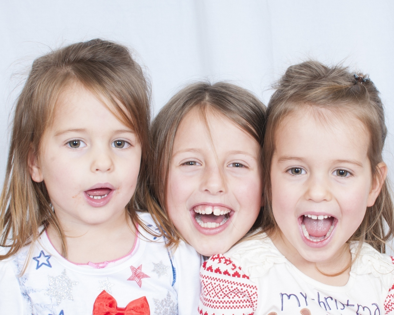 Три веселые улыбающиеся девочки