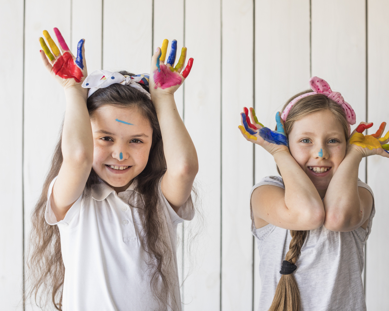 Две маленькие девочки в краске
