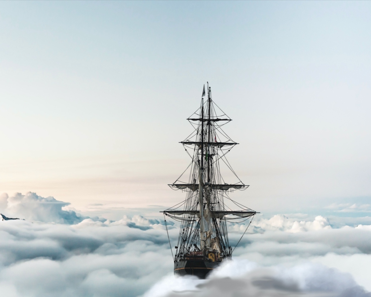 Большой парусный корабль плывет по облакам