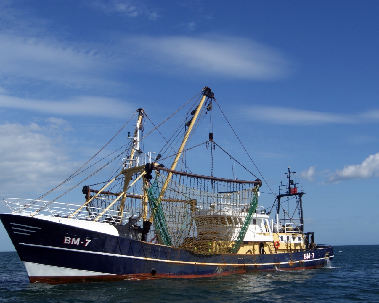 Рыболовный траулер в море