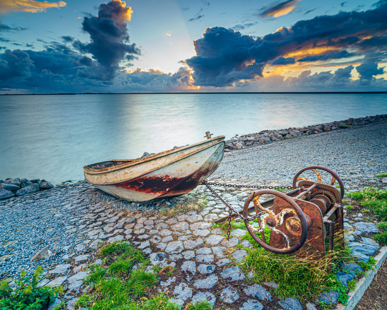 Старая лодка на берегу моря 