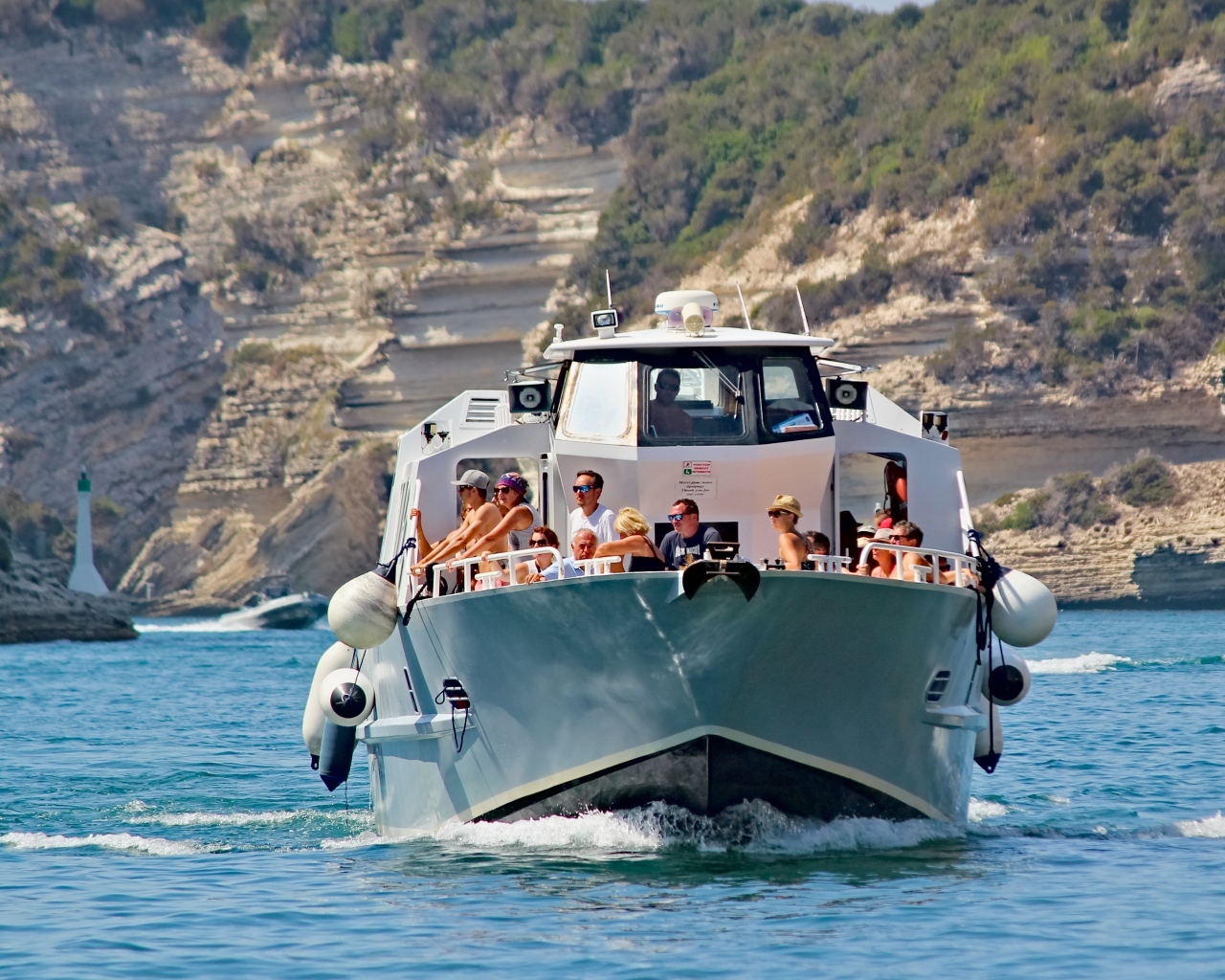 Пассажирское прогулочное судно в море