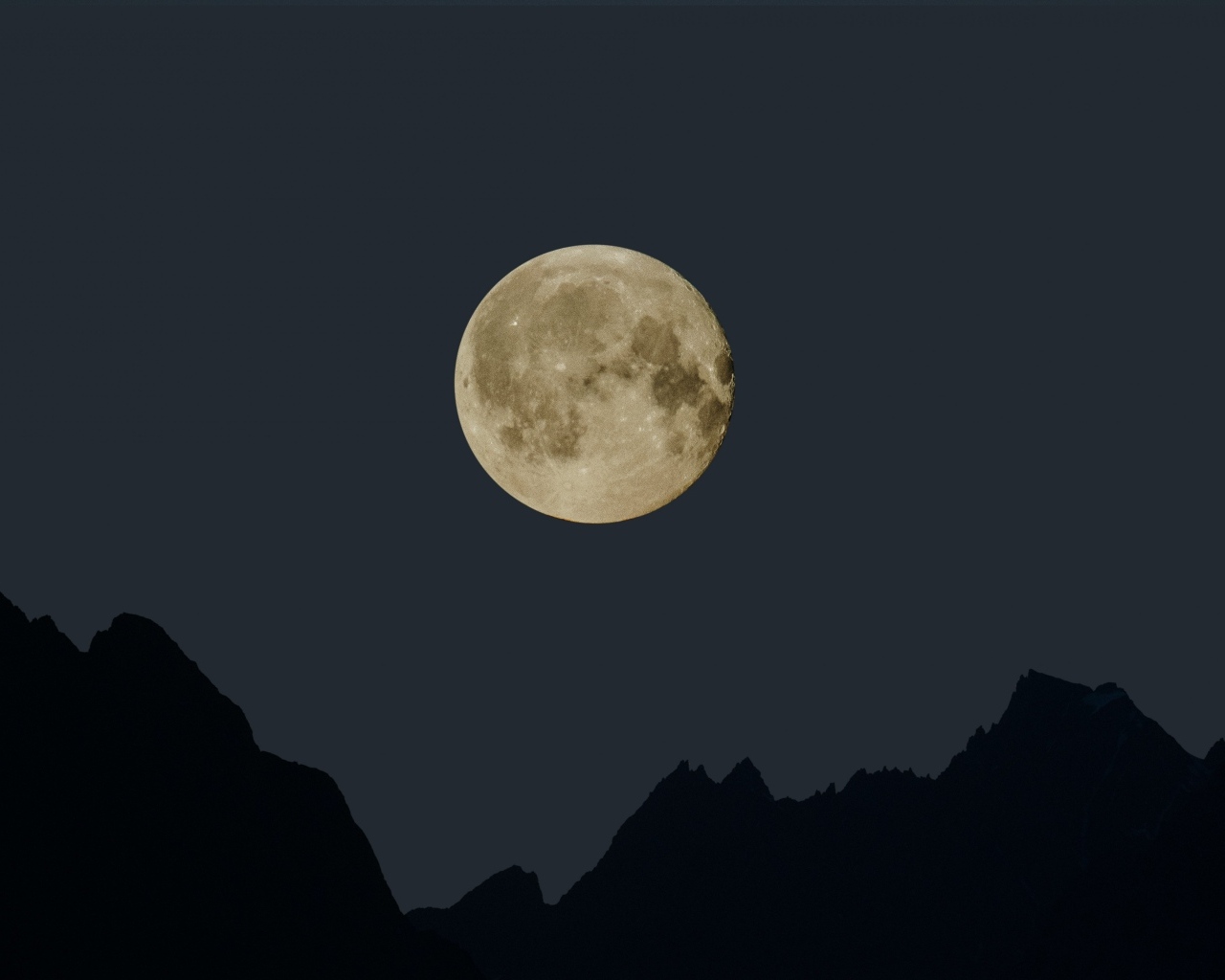 Большая белая луна над горами ночью 