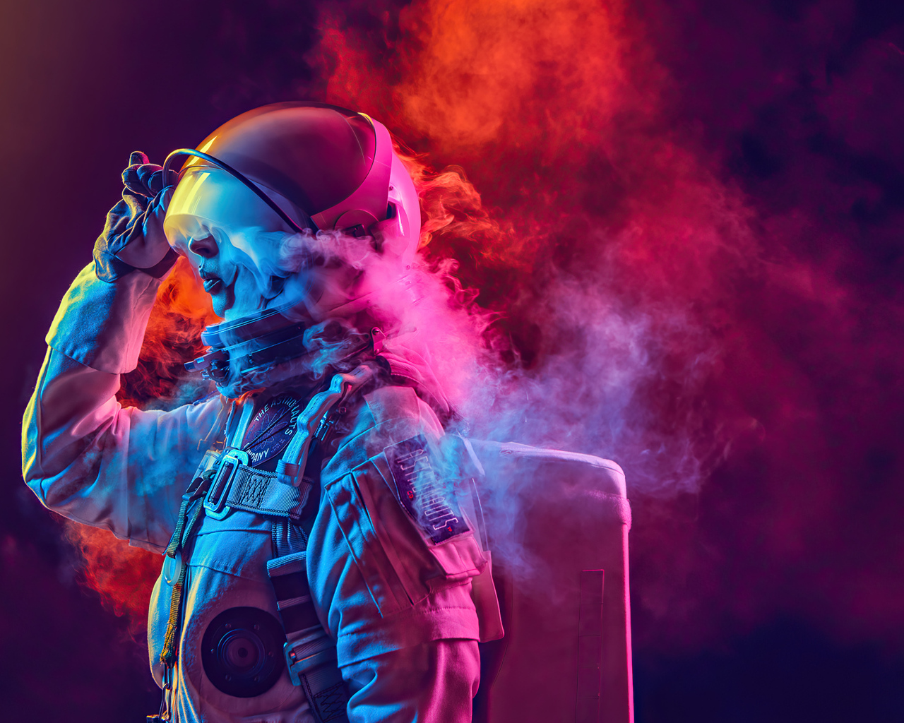 Девушка астронавт в скафандре в дыму