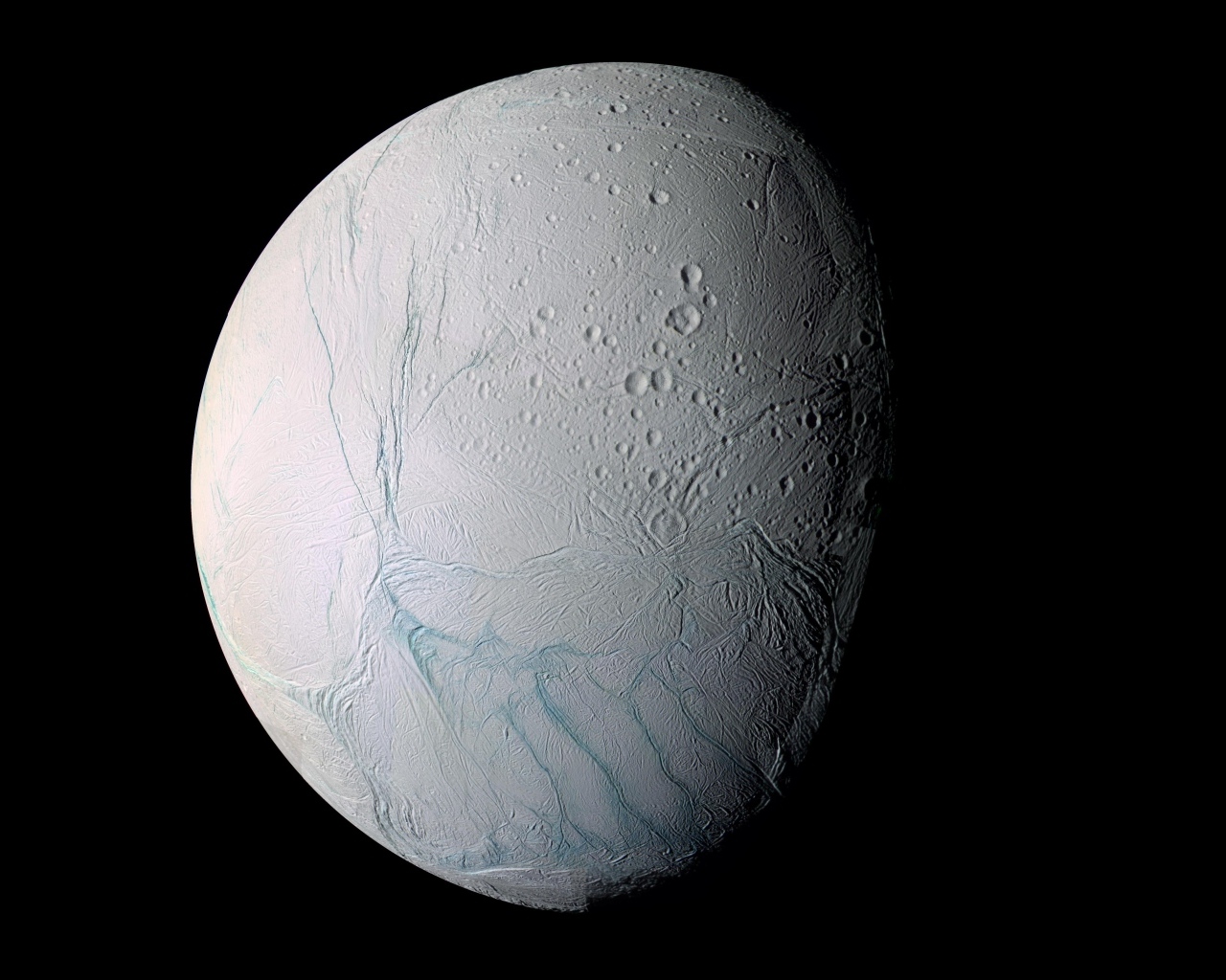 Светлая сторона планеты на черном фоне