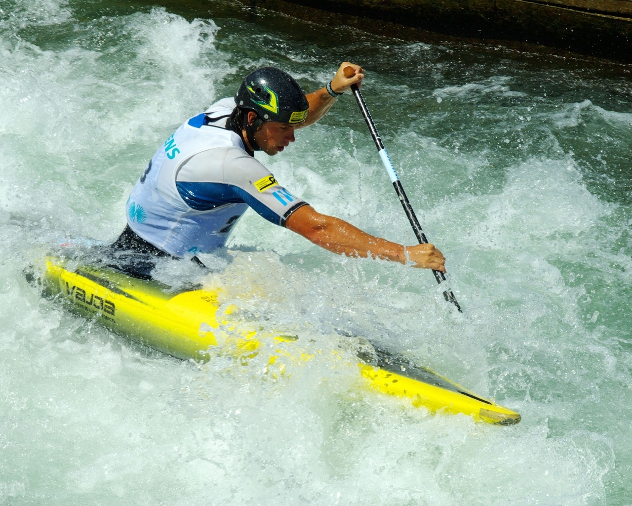 Мужчина на байдарке спускается по бурной реке