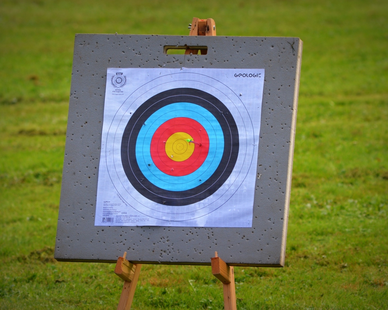Цель для стрельбы из лука на поле