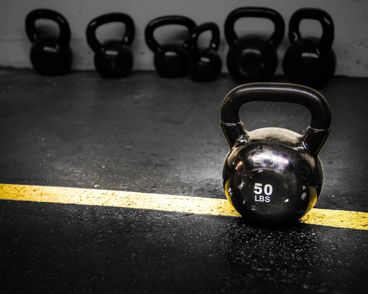 Большая тяжелая гиря в спортзале