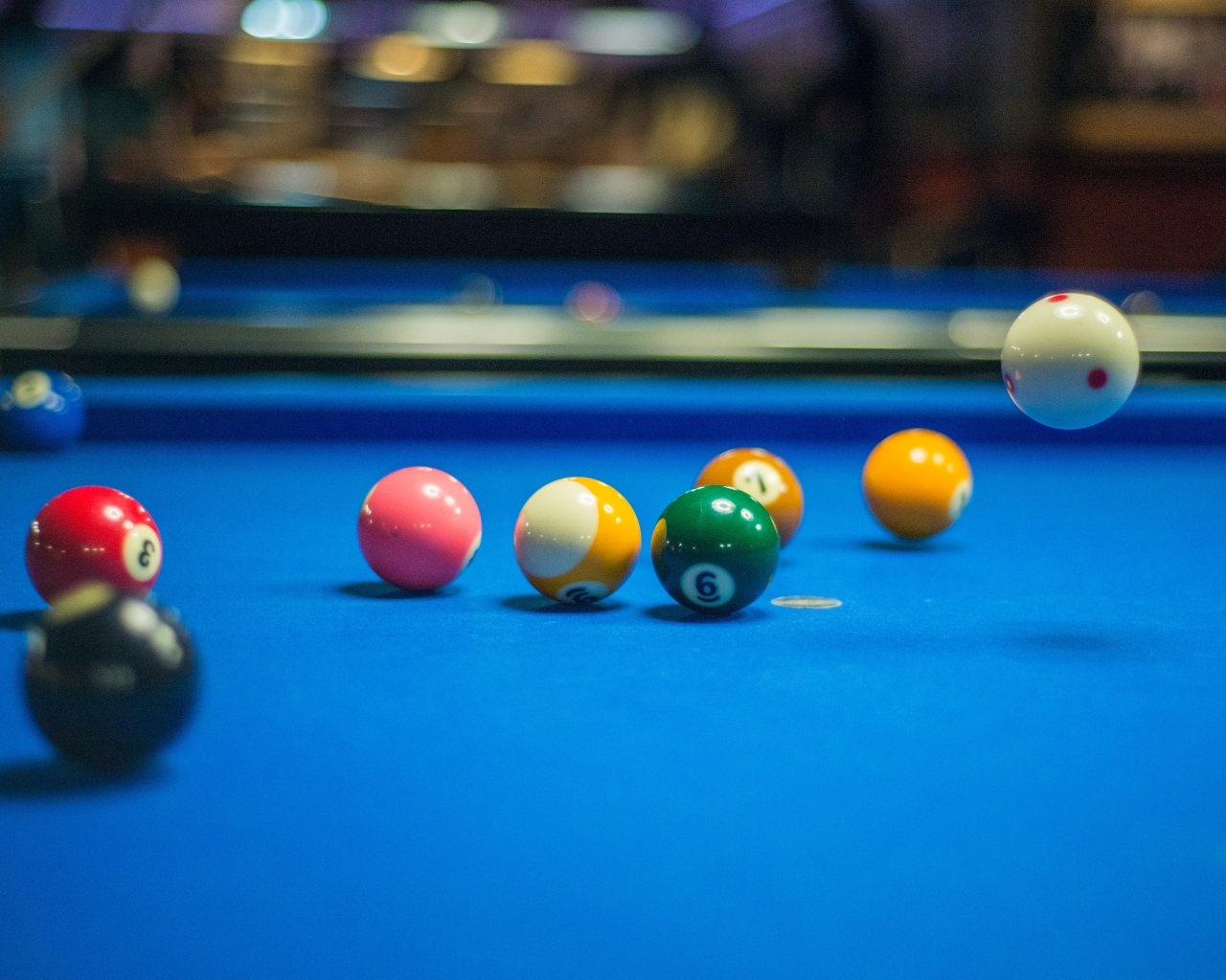 Шары для бильярда на голубом столе