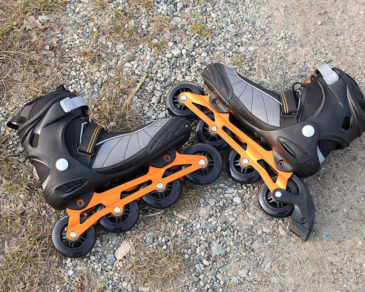 Черные ролики лежат на земле